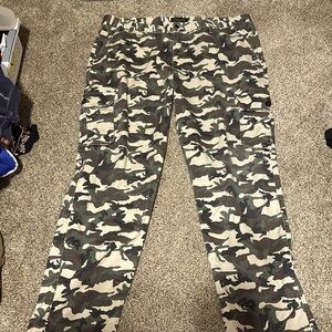 Jeanetix mens camouflage cargo pants, size 42/32 hunting,activewear tan/green